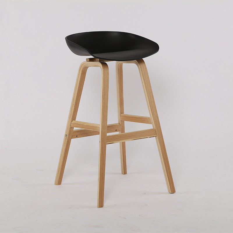 Taburetes de bar escandinavos sin respaldo de los taburetes plásticos de madera con el asiento del cubo