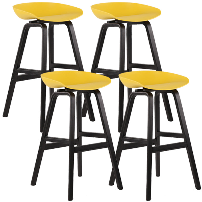 Taburetes de bar escandinavos sin respaldo de los taburetes plásticos de madera con el asiento del cubo