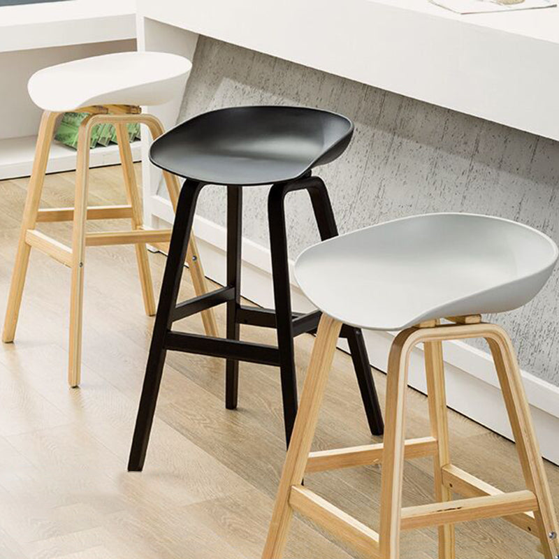 Taburetes de bar escandinavos sin respaldo de los taburetes plásticos de madera con el asiento del cubo