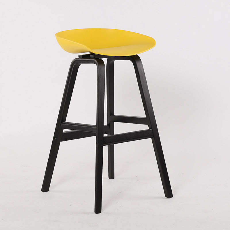 Taburetes de bar escandinavos sin respaldo de los taburetes plásticos de madera con el asiento del cubo