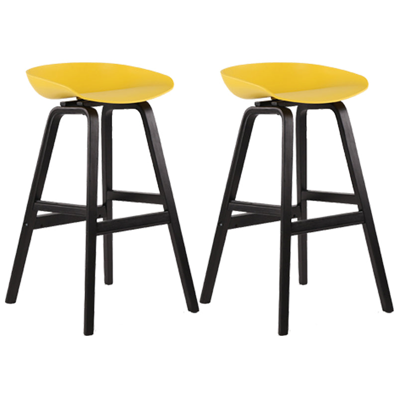 Taburetes de bar escandinavos sin respaldo de los taburetes plásticos de madera con el asiento del cubo