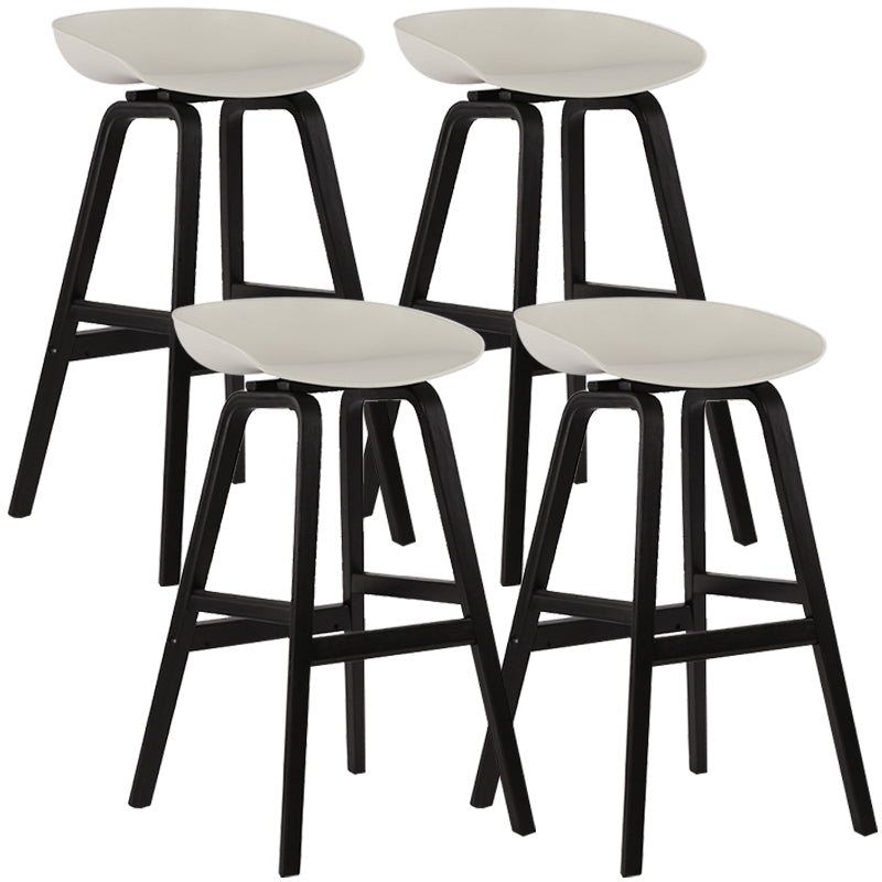 Taburetes de bar escandinavos sin respaldo de los taburetes plásticos de madera con el asiento del cubo