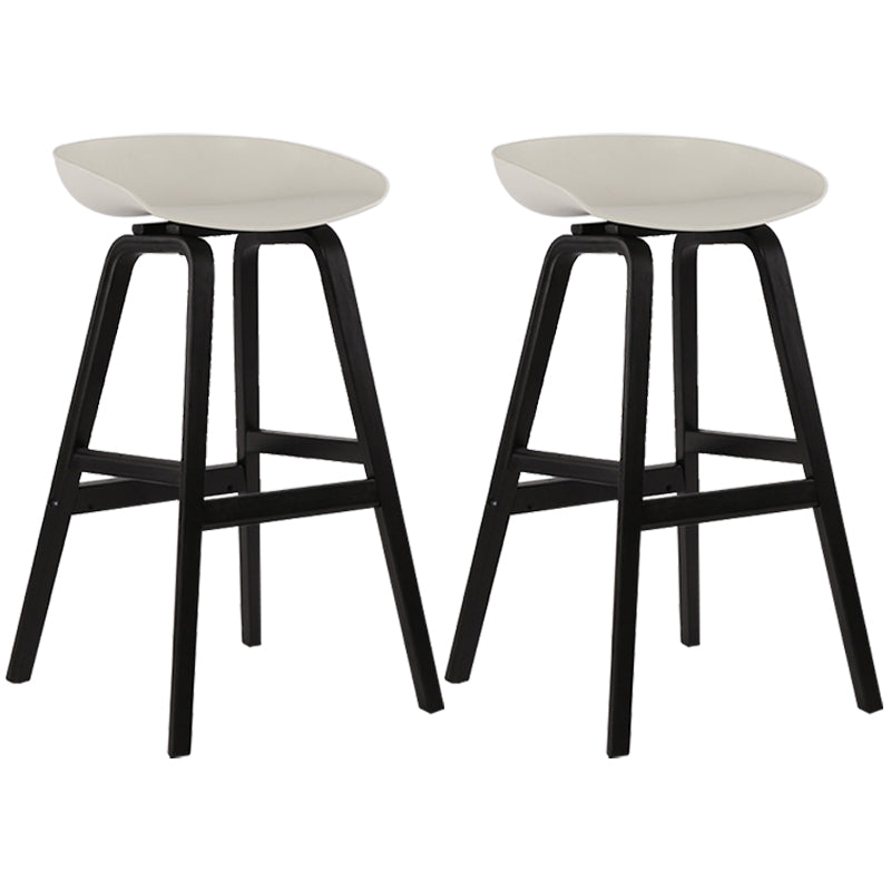 Taburetes de bar escandinavos sin respaldo de los taburetes plásticos de madera con el asiento del cubo