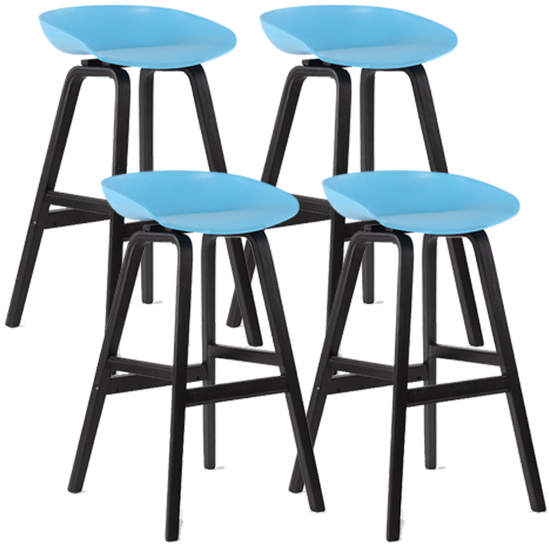 Taburetes de bar escandinavos sin respaldo de los taburetes plásticos de madera con el asiento del cubo