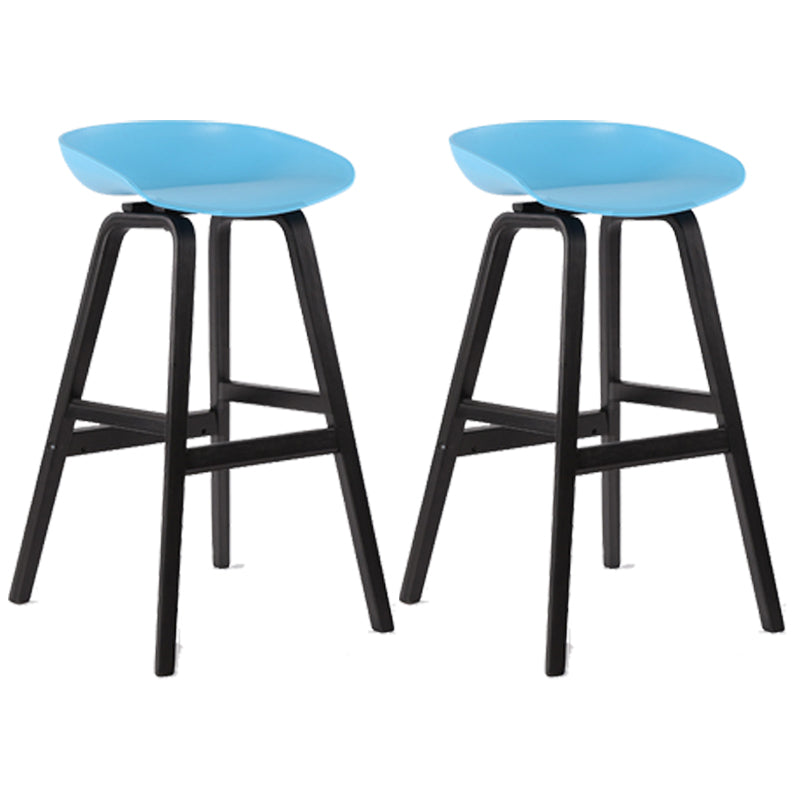 Taburetes de bar escandinavos sin respaldo de los taburetes plásticos de madera con el asiento del cubo
