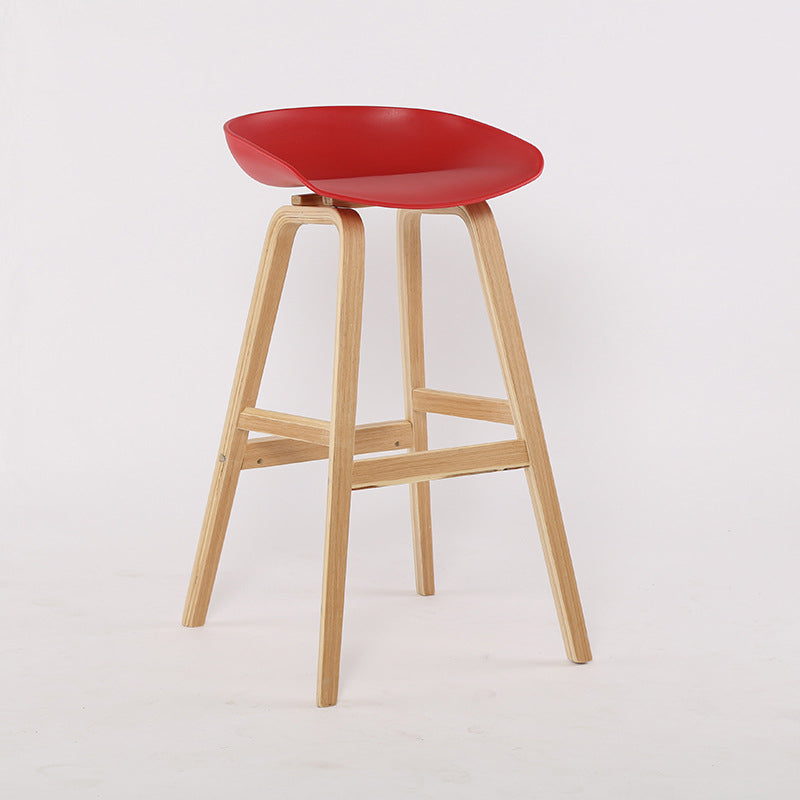 Taburetes de bar escandinavos sin respaldo de los taburetes plásticos de madera con el asiento del cubo