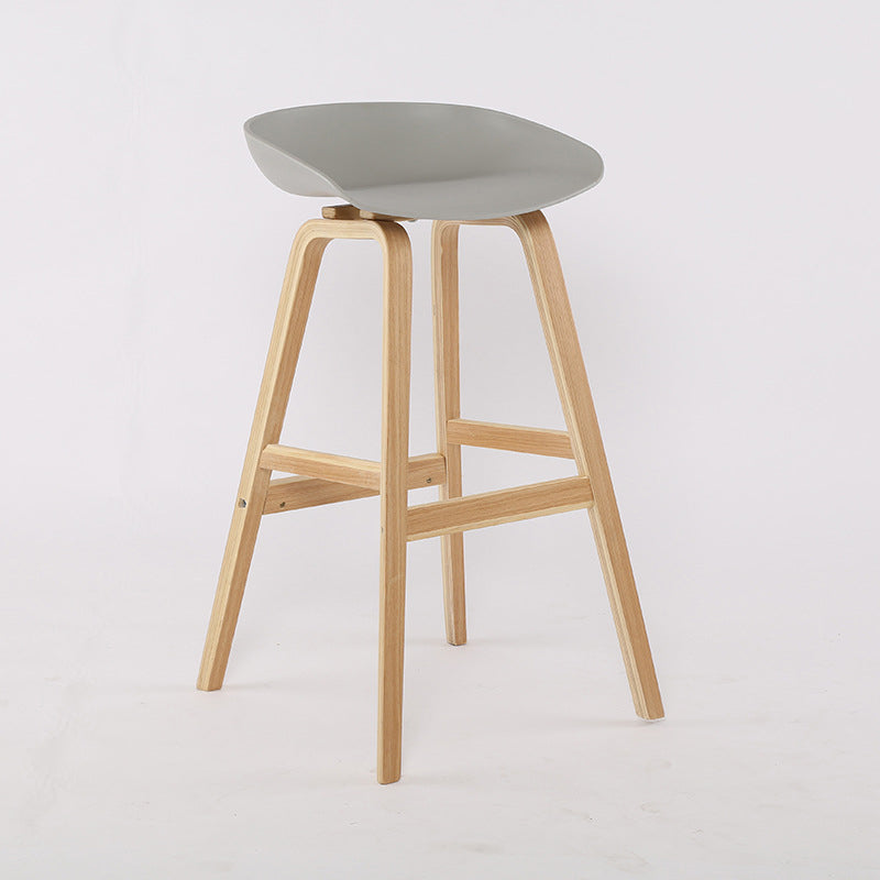 Taburetes de bar escandinavos sin respaldo de los taburetes plásticos de madera con el asiento del cubo