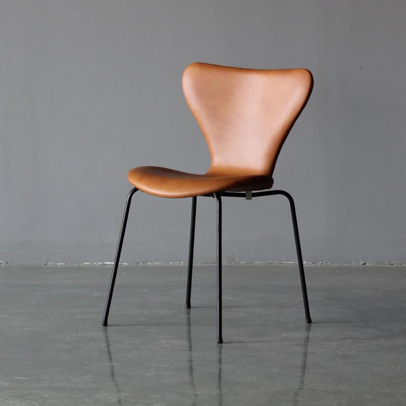 Restaurant Scandinavian Velvet Side Chair Matte Finish Wingback Dining Chair