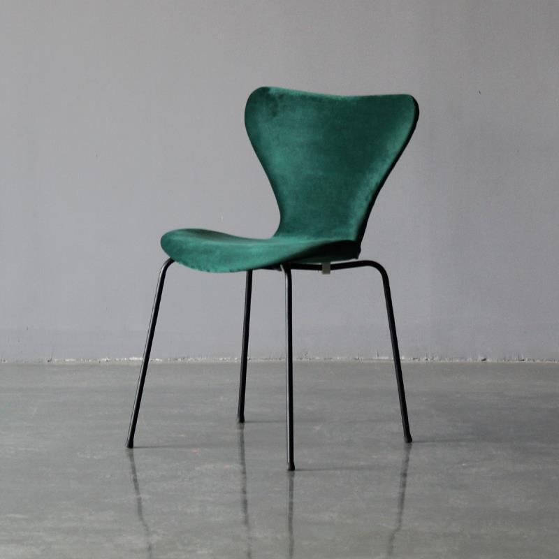 Restaurant Scandinavian Velvet Side Chair Matte Finish Wingback Dining Chair