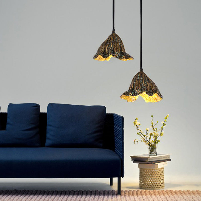 Forme de feuille de lotus flétrie Éclairage suspendu en métal de style postmoderne Lampe suspendue pour le chevet