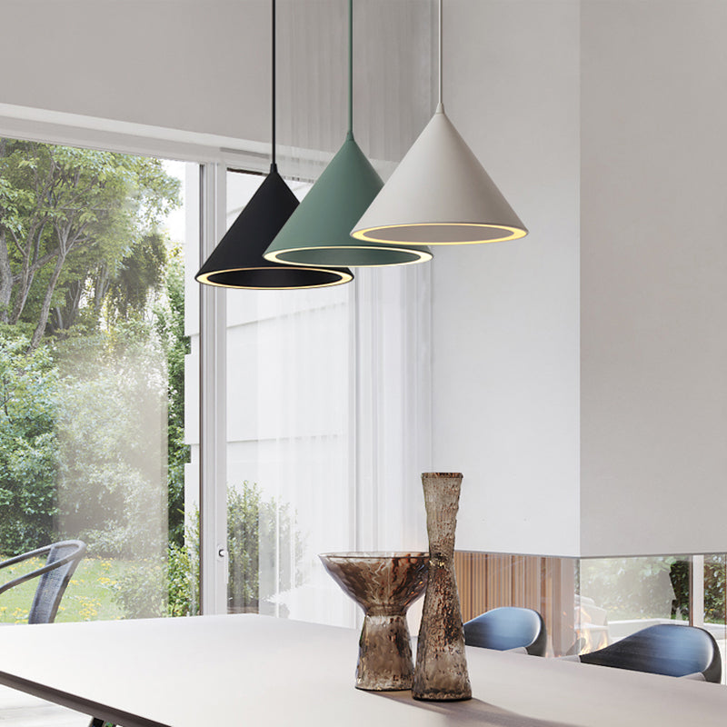 Forme de cône en métal Lumières suspendues modernes 1 Light Hanging Mount Fixture pour le restaurant