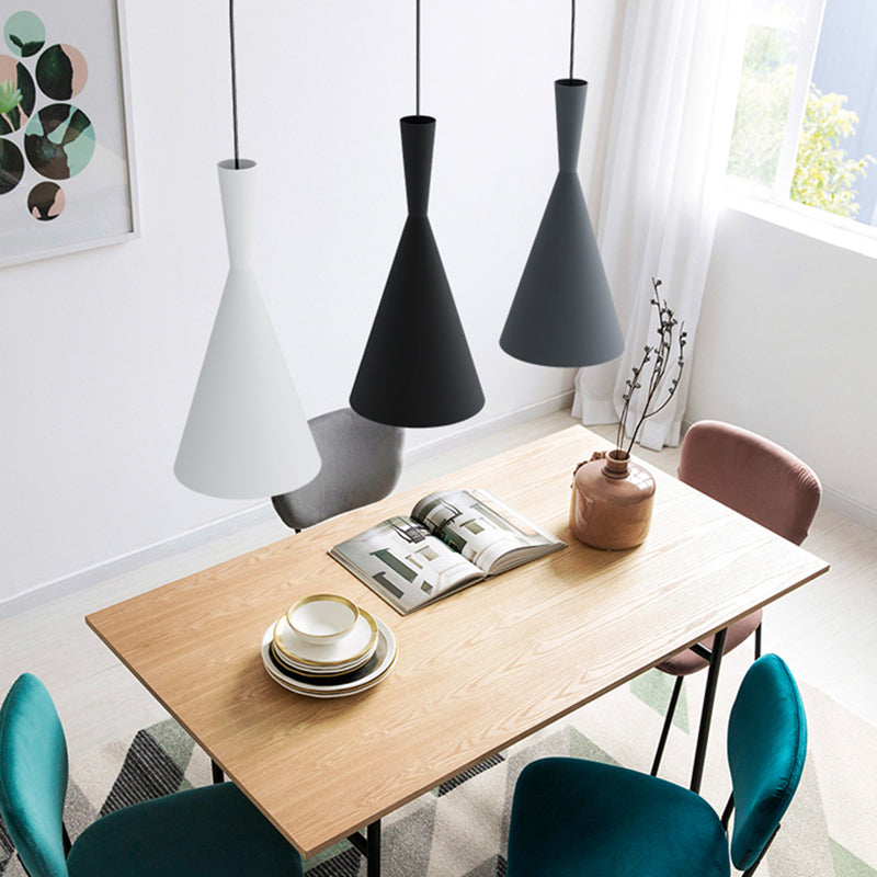 Forme de cône en métal Lumières suspendues modernes style 3 lumières suspendues à la chambre à coucher