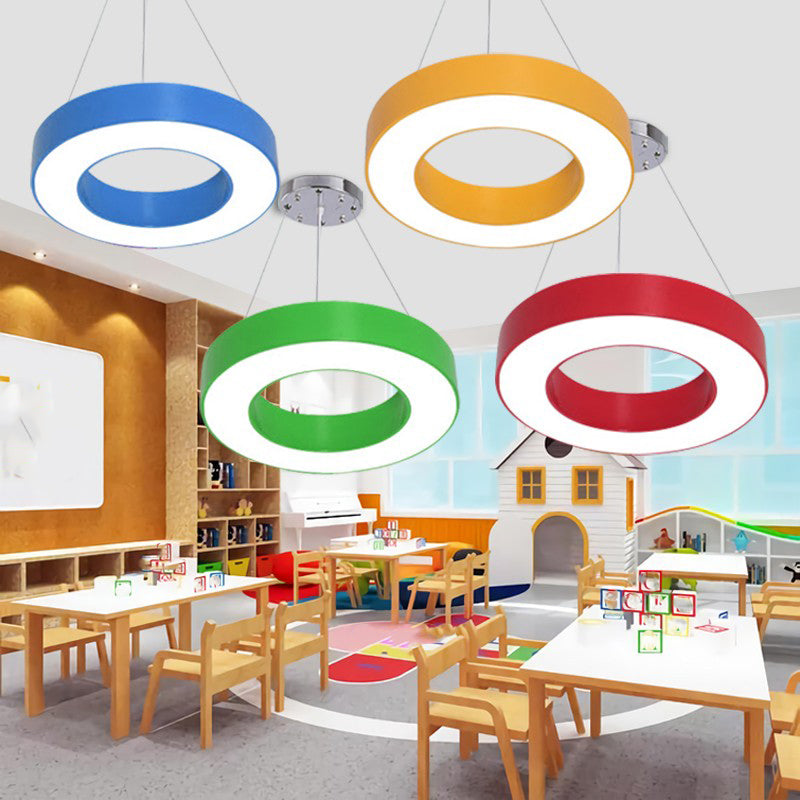 Kreisförmige Kindergartendecke Anhänger metallisch minimalistische LED -Federung Licht
