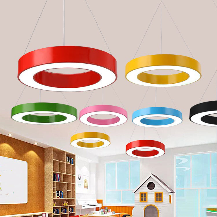 Kreisförmige Kindergartendecke Anhänger metallisch minimalistische LED -Federung Licht