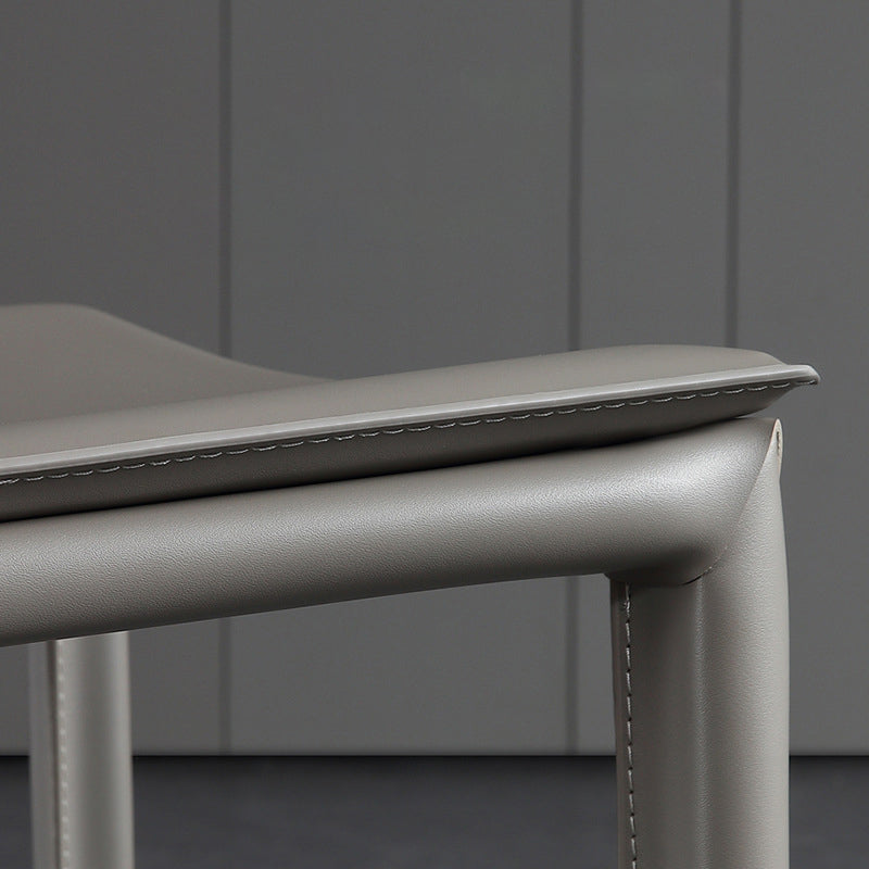 Silla lateral curvada de cuero contemporánea Silla Parsons con acabado mate