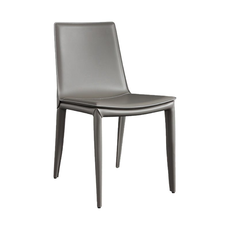 Sedia Parsons moderna in pelle curva con finitura opaca
