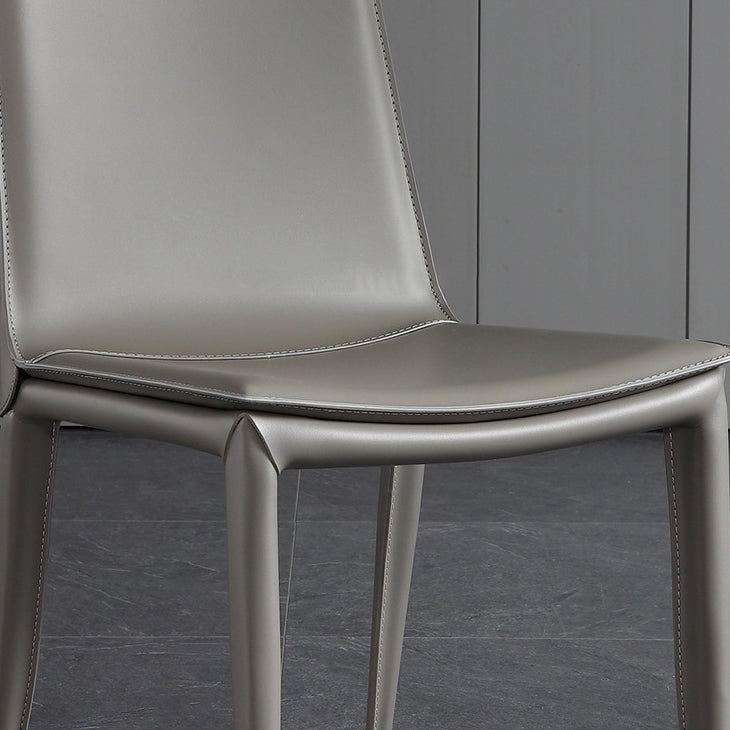 Silla lateral curvada de cuero contemporánea Silla Parsons con acabado mate