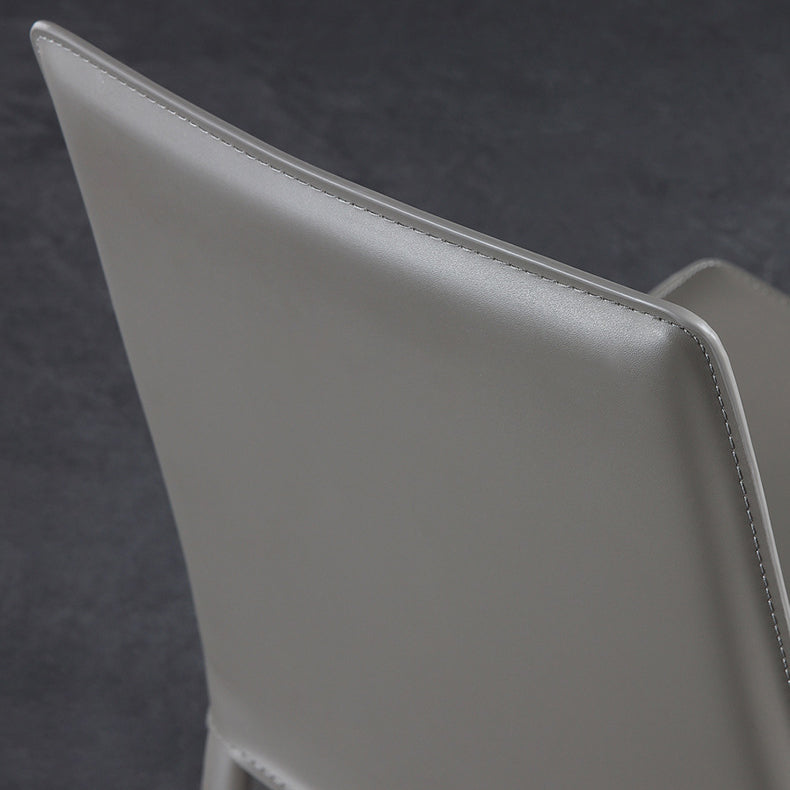 Silla lateral curvada de cuero contemporánea Silla Parsons con acabado mate