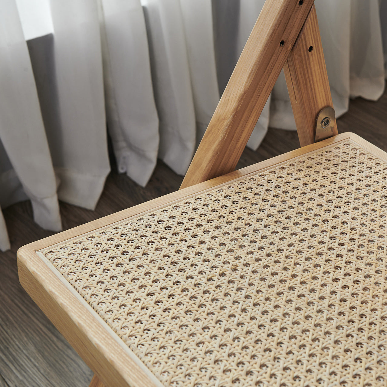 Silla lateral contemporánea con respaldo abierto, acabado mate de madera maciza, silla sin brazos