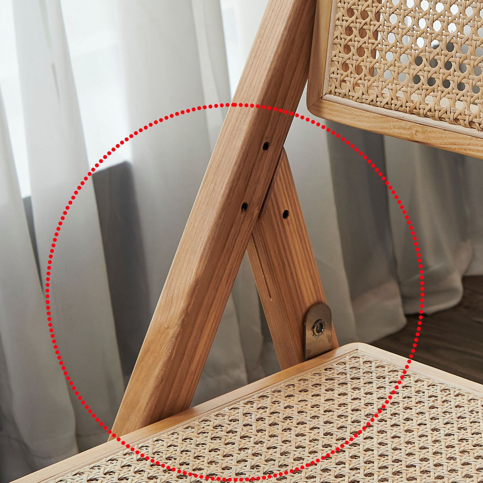 Silla lateral contemporánea con respaldo abierto, acabado mate de madera maciza, silla sin brazos