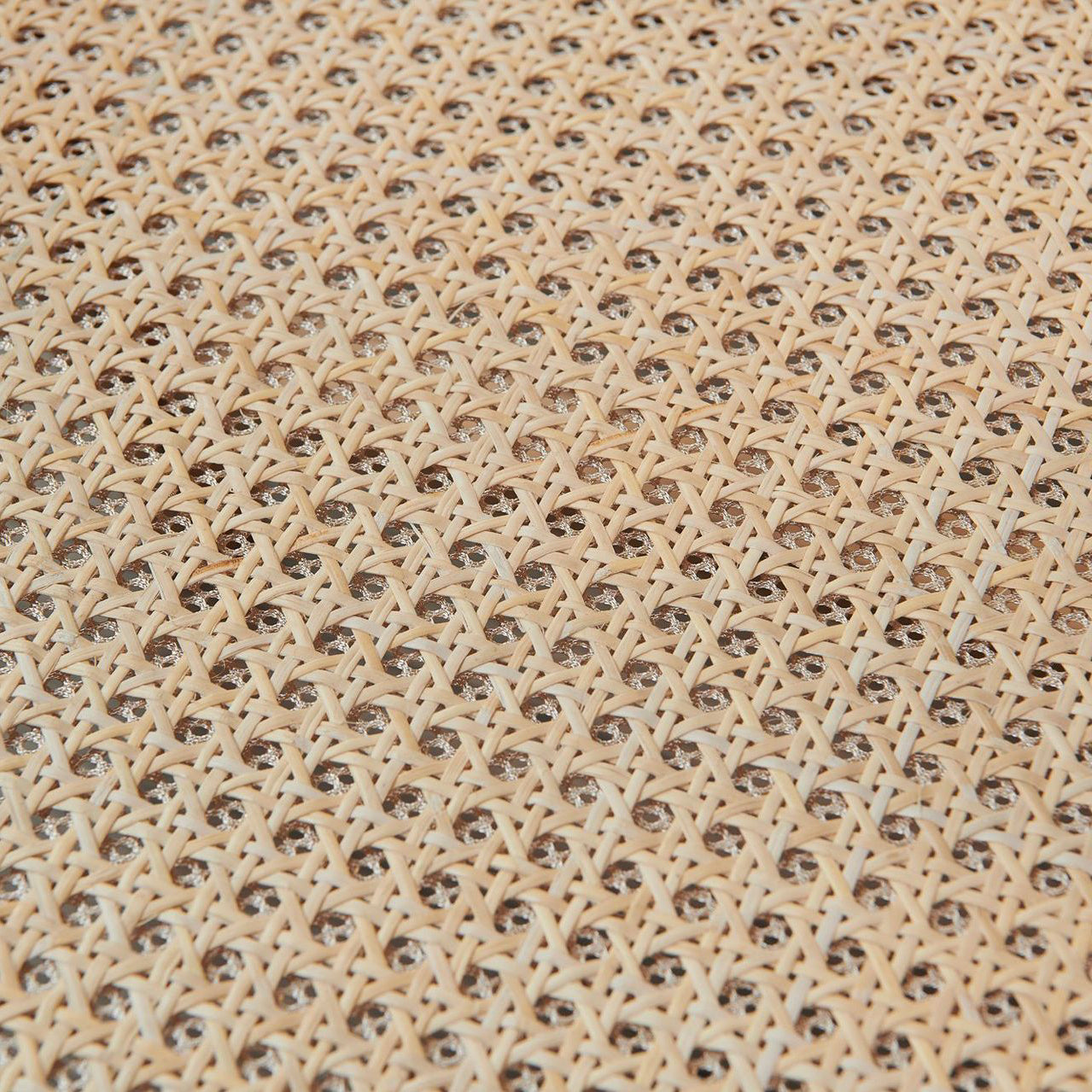 Silla lateral contemporánea con respaldo abierto, acabado mate de madera maciza, silla sin brazos