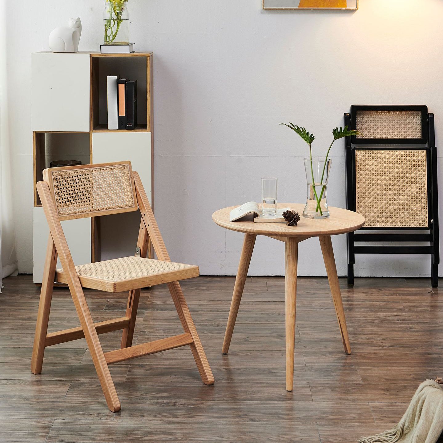 Silla lateral contemporánea con respaldo abierto, acabado mate de madera maciza, silla sin brazos