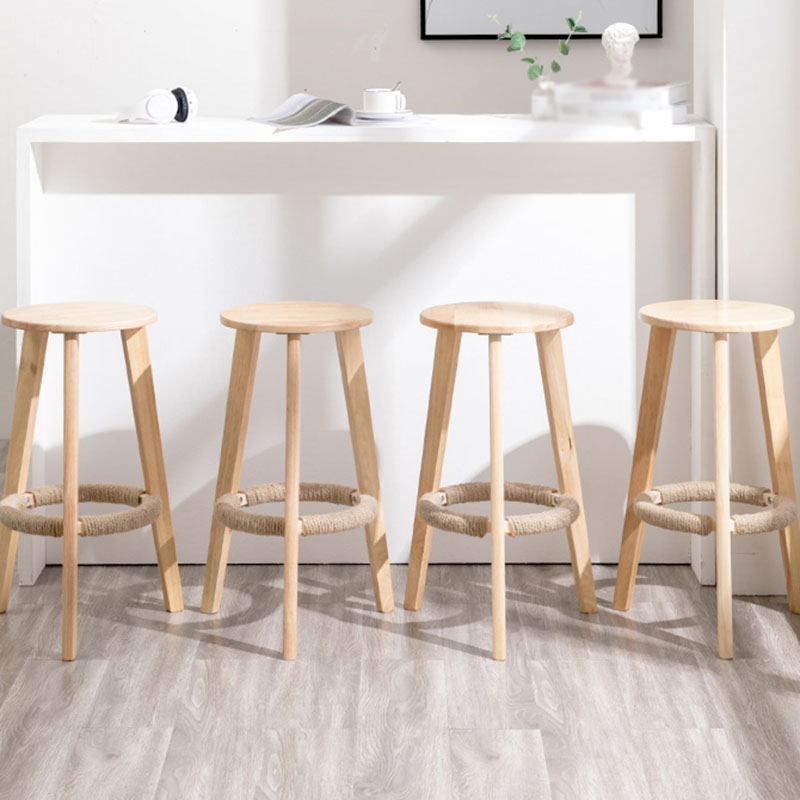Taburete de bar simple apilable industrial de madera de caucho, taburete alto para interiores con asiento redondo