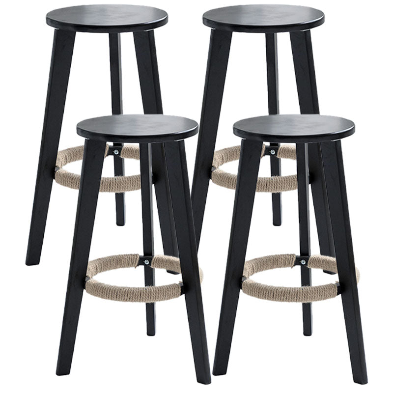 Taburete de bar simple apilable industrial de madera de caucho, taburete alto para interiores con asiento redondo