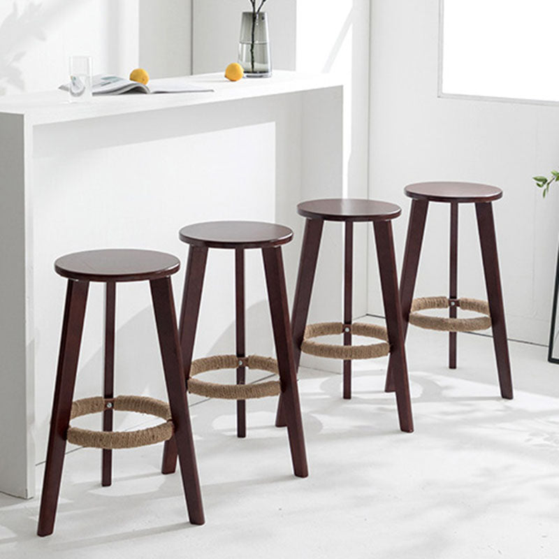 Taburete de bar simple apilable industrial de madera de caucho, taburete alto para interiores con asiento redondo