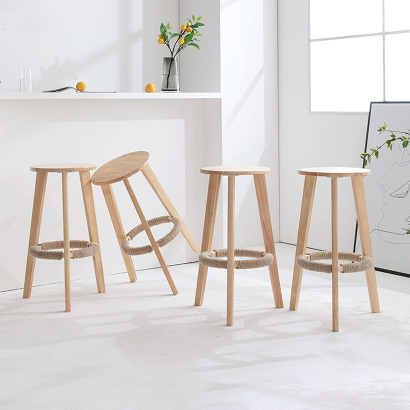 Taburete de bar simple apilable industrial de madera de caucho, taburete alto para interiores con asiento redondo