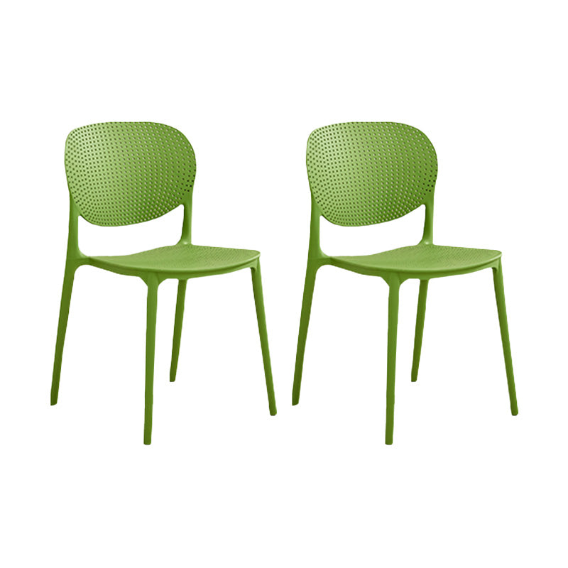 Sedia laterale moderna in plastica per interni ed esterni. Sedia laterale da pranzo con schienale aperto per la casa