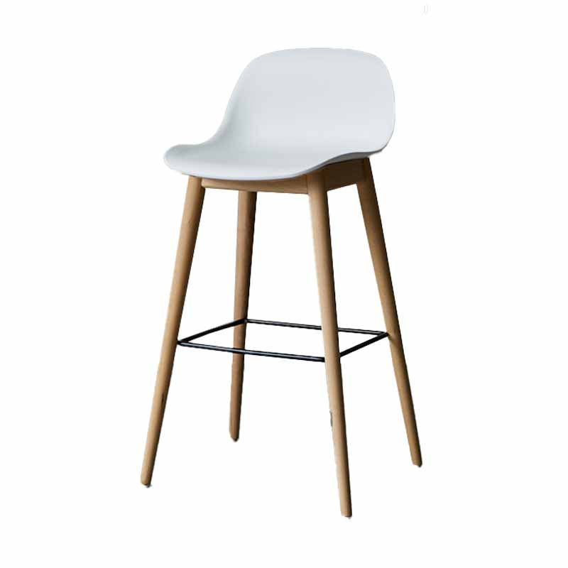 Skandinavische Holz-Thekenhocker, Kunststoff-Barhocker mit niedriger Rückenlehne und Fußstütze