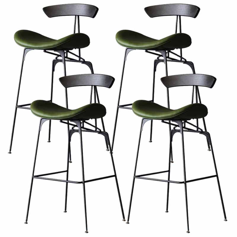 Mit Eisen gepolsterte Thekenhocker. Industrielle Barhocker mit niedriger Rückenlehne und Sattelsitz
