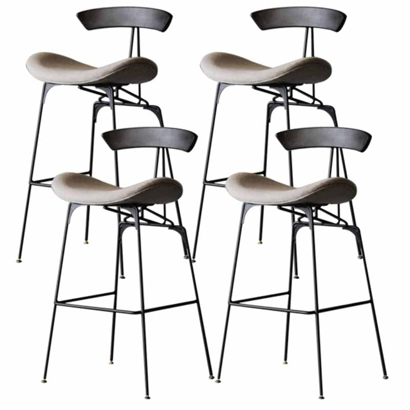 Mit Eisen gepolsterte Thekenhocker. Industrielle Barhocker mit niedriger Rückenlehne und Sattelsitz