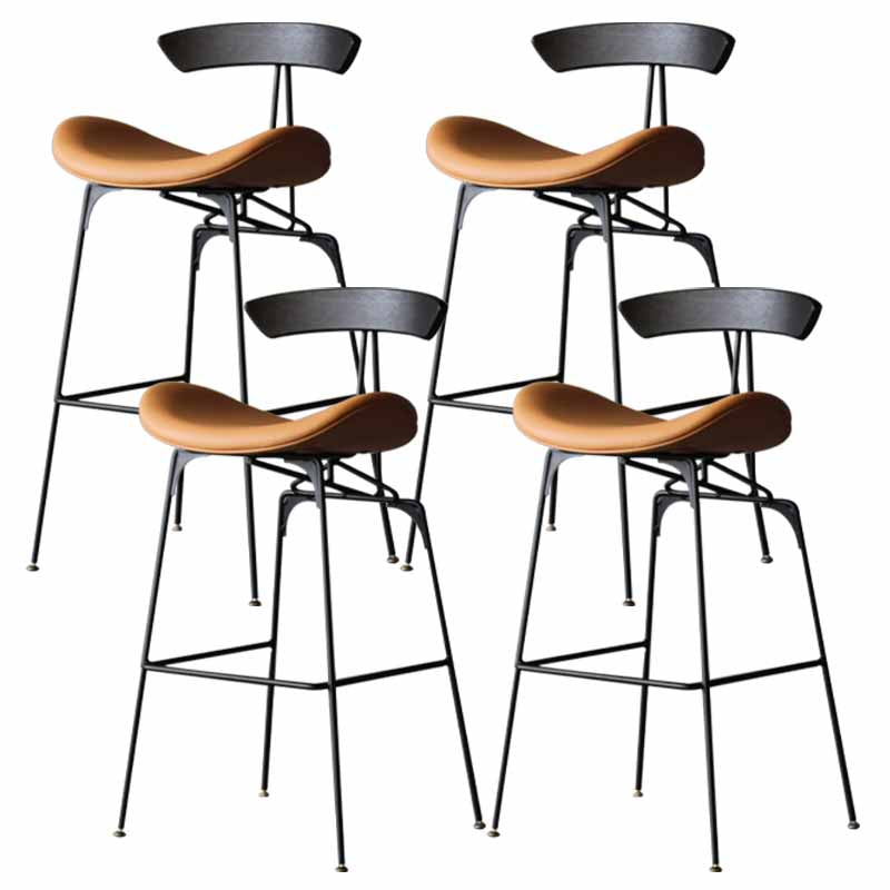 Mit Eisen gepolsterte Thekenhocker. Industrielle Barhocker mit niedriger Rückenlehne und Sattelsitz