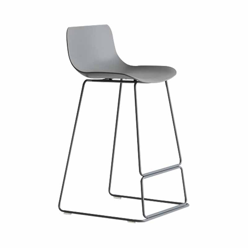 Thekenhocker aus Metall und Kunststoff im skandinavischen Stil, Barhocker mit niedriger Rückenlehne und Fußstütze