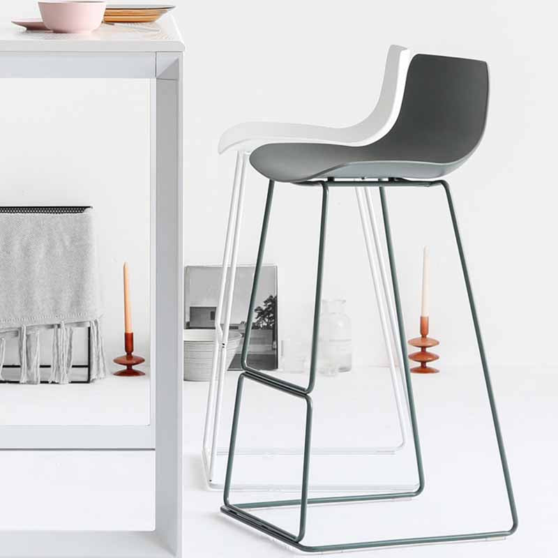 Taburetes de bar de plástico y metal de estilo escandinavo, taburetes de bar con respaldo bajo y reposapiés