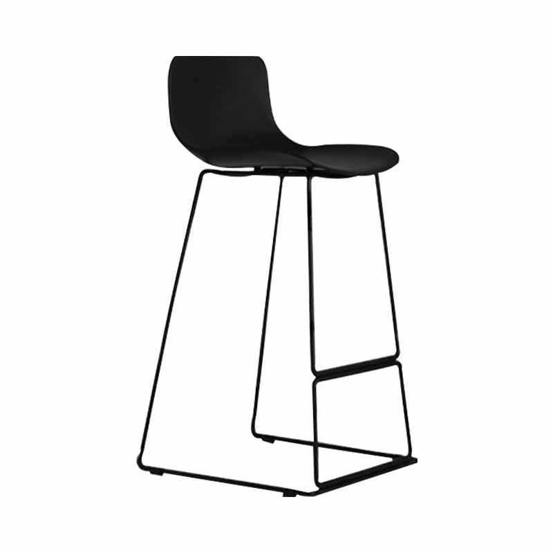 Thekenhocker aus Metall und Kunststoff im skandinavischen Stil, Barhocker mit niedriger Rückenlehne und Fußstütze
