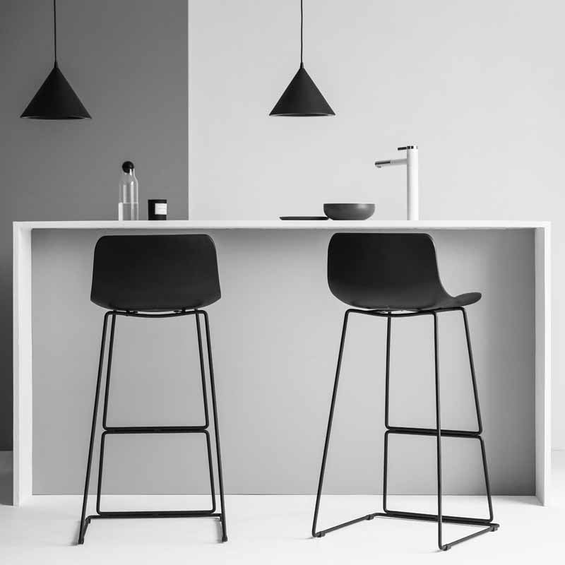 Taburetes de bar de plástico y metal de estilo escandinavo, taburetes de bar con respaldo bajo y reposapiés
