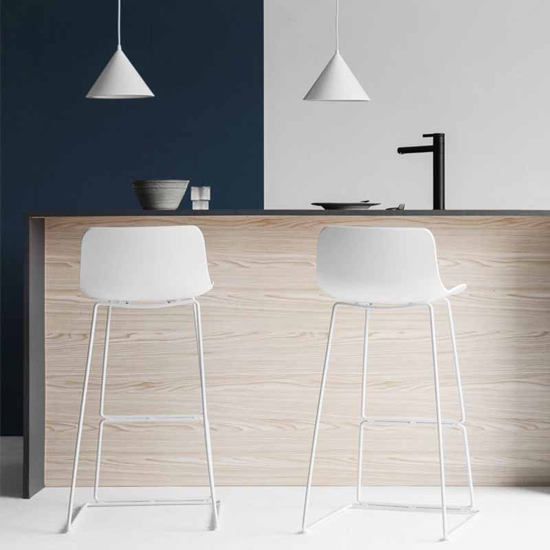 Taburetes de bar de plástico y metal de estilo escandinavo, taburetes de bar con respaldo bajo y reposapiés