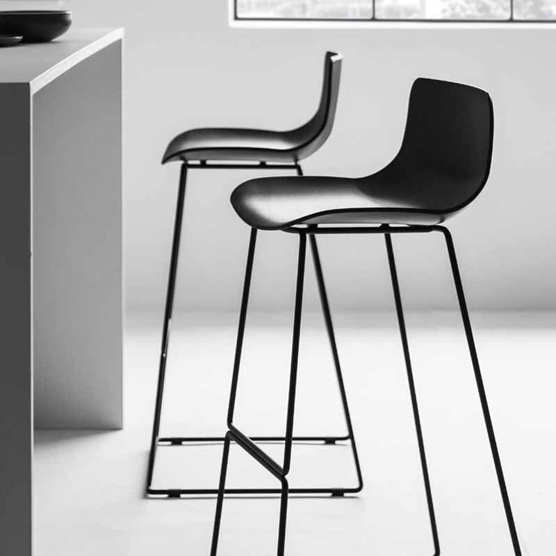 Taburetes de bar de plástico y metal de estilo escandinavo, taburetes de bar con respaldo bajo y reposapiés