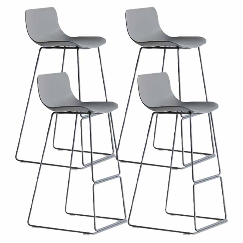 Taburetes de bar de plástico y metal de estilo escandinavo, taburetes de bar con respaldo bajo y reposapiés