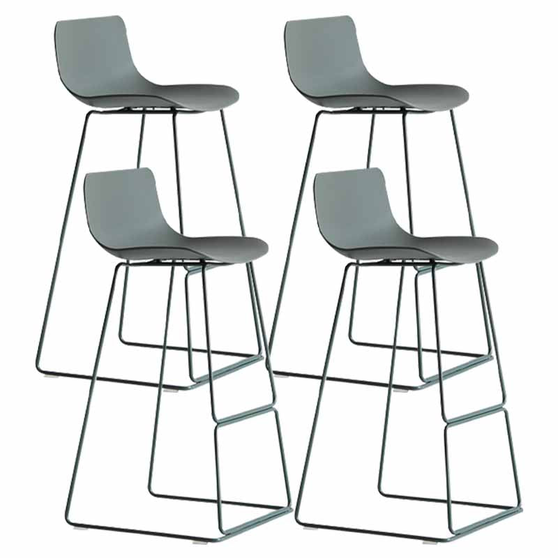 Taburetes de bar de plástico y metal de estilo escandinavo, taburetes de bar con respaldo bajo y reposapiés