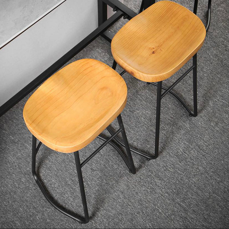 Barhosel für industrielle Style mit Schlittenrund-Sattel-Sitzschuhhocker für die Küche
