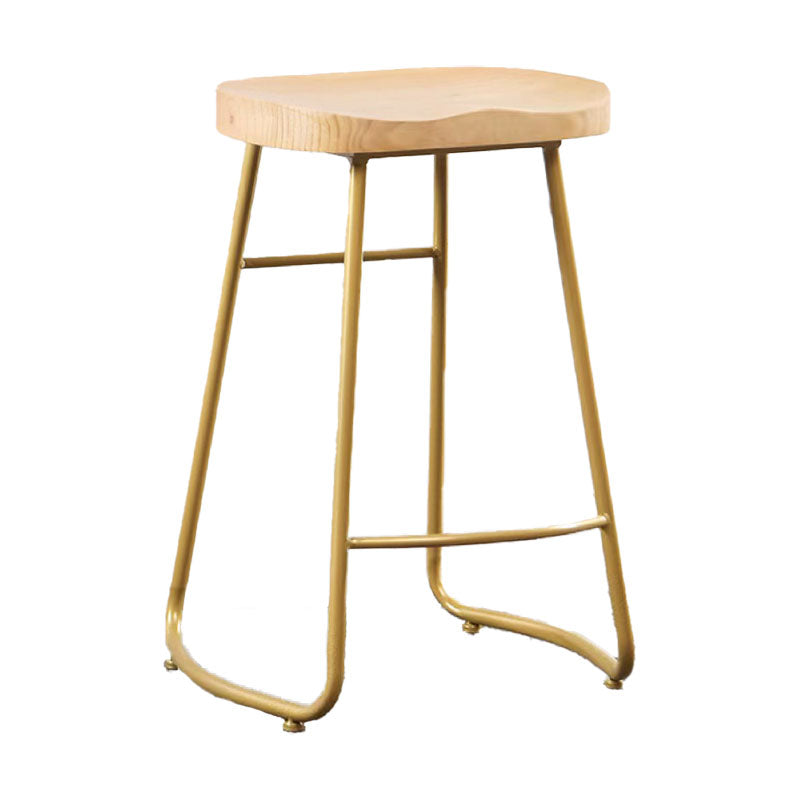 Barhosel für industrielle Style mit Schlittenrund-Sattel-Sitzschuhhocker für die Küche