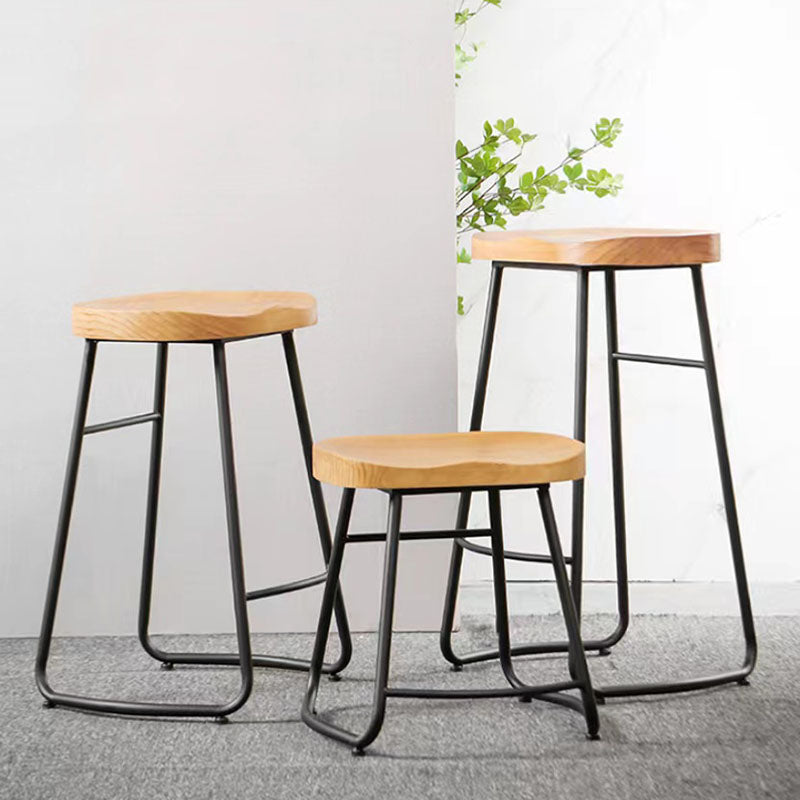 Barhosel für industrielle Style mit Schlittenrund-Sattel-Sitzschuhhocker für die Küche