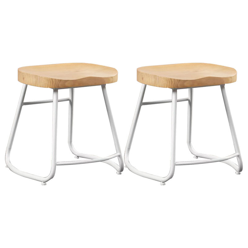 Barhosel für industrielle Style mit Schlittenrund-Sattel-Sitzschuhhocker für die Küche
