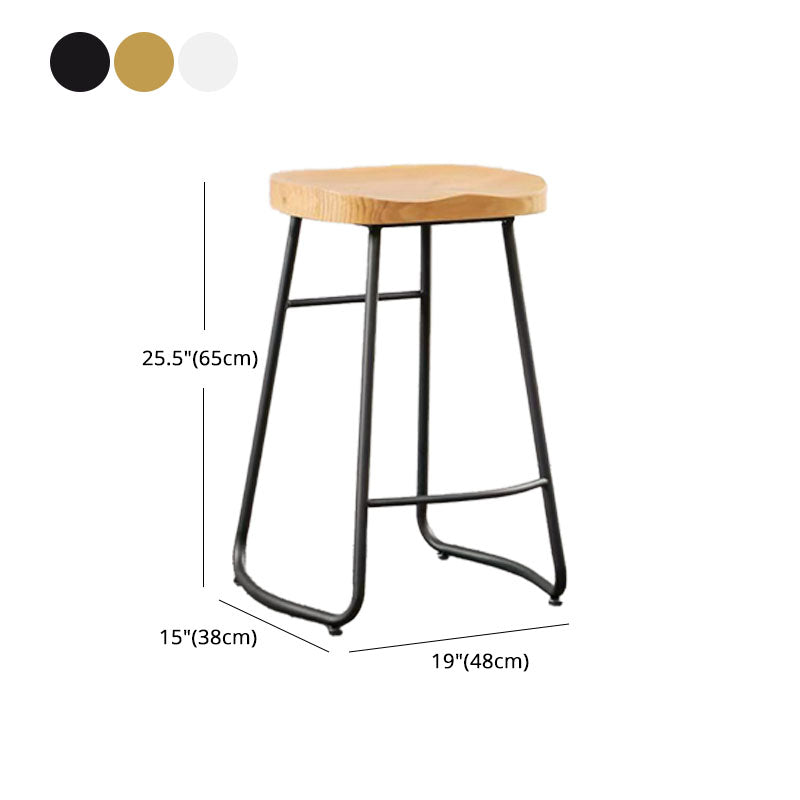 Barhosel für industrielle Style mit Schlittenrund-Sattel-Sitzschuhhocker für die Küche