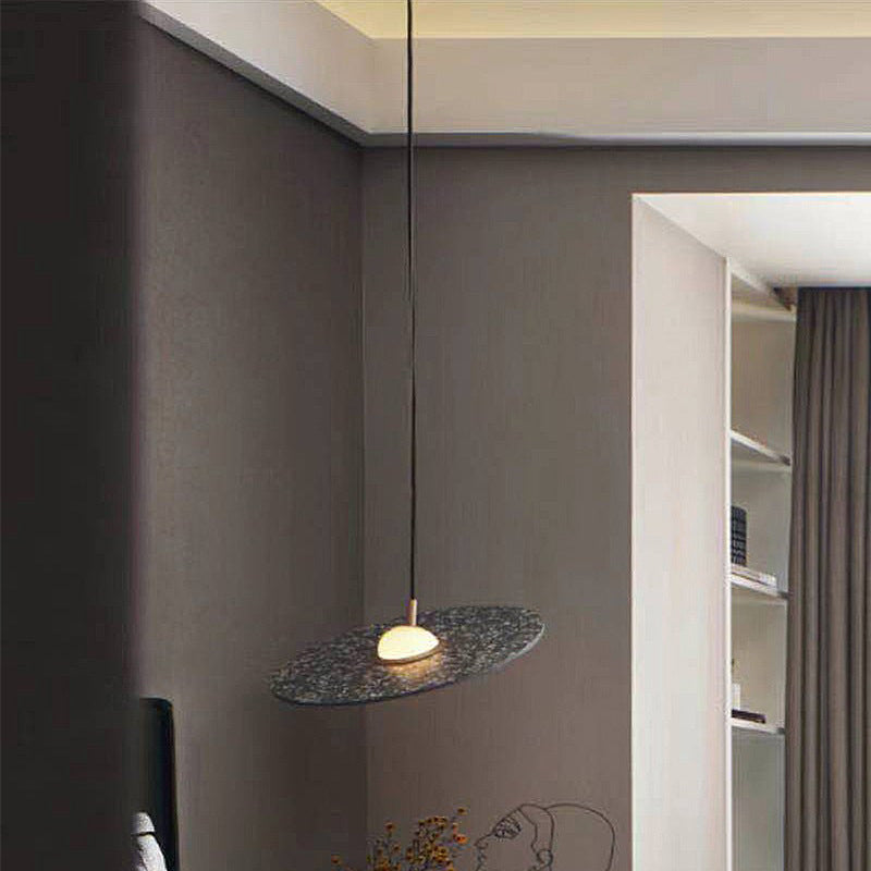 Soucoupe volante suspendue à la lumière du terrazzo postmoderne