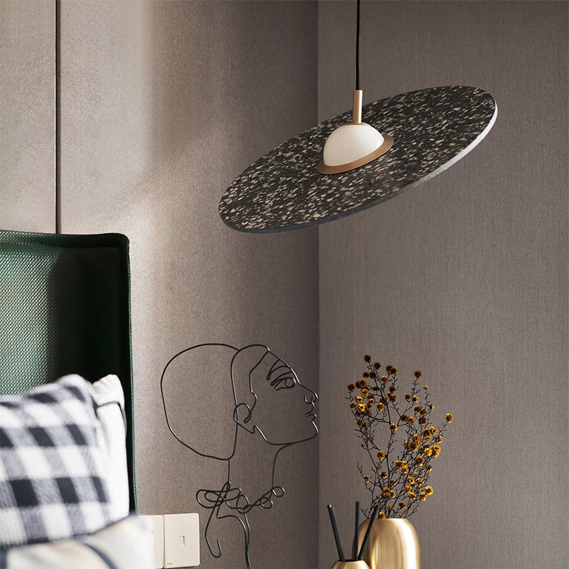 Soucoupe volante suspendue à la lumière du terrazzo postmoderne